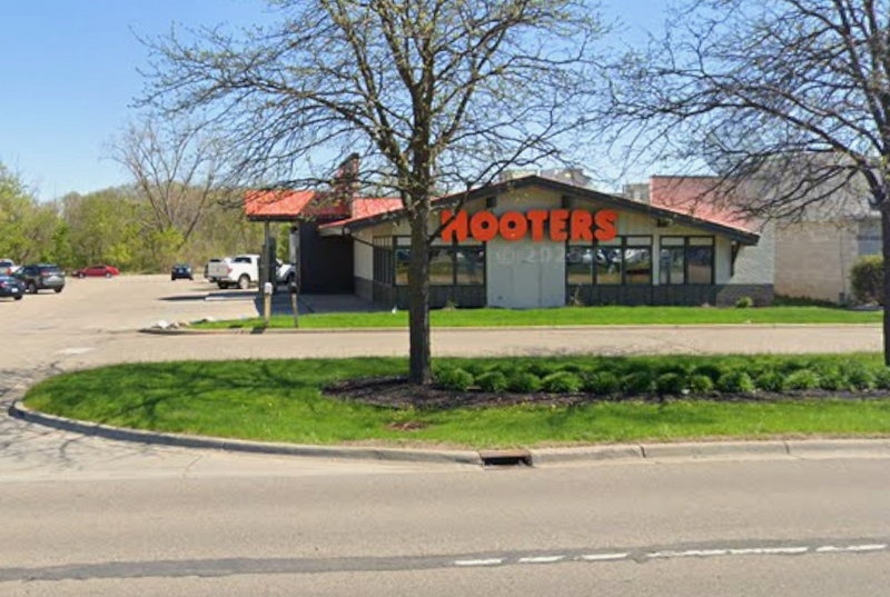 Hooters - Flint - 3415 Miller Rd (newer photo)